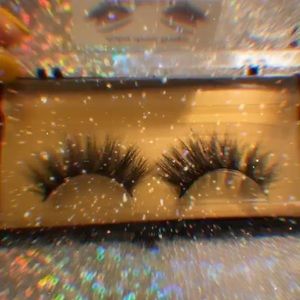 Lashing around boutique “the best minks to blink”